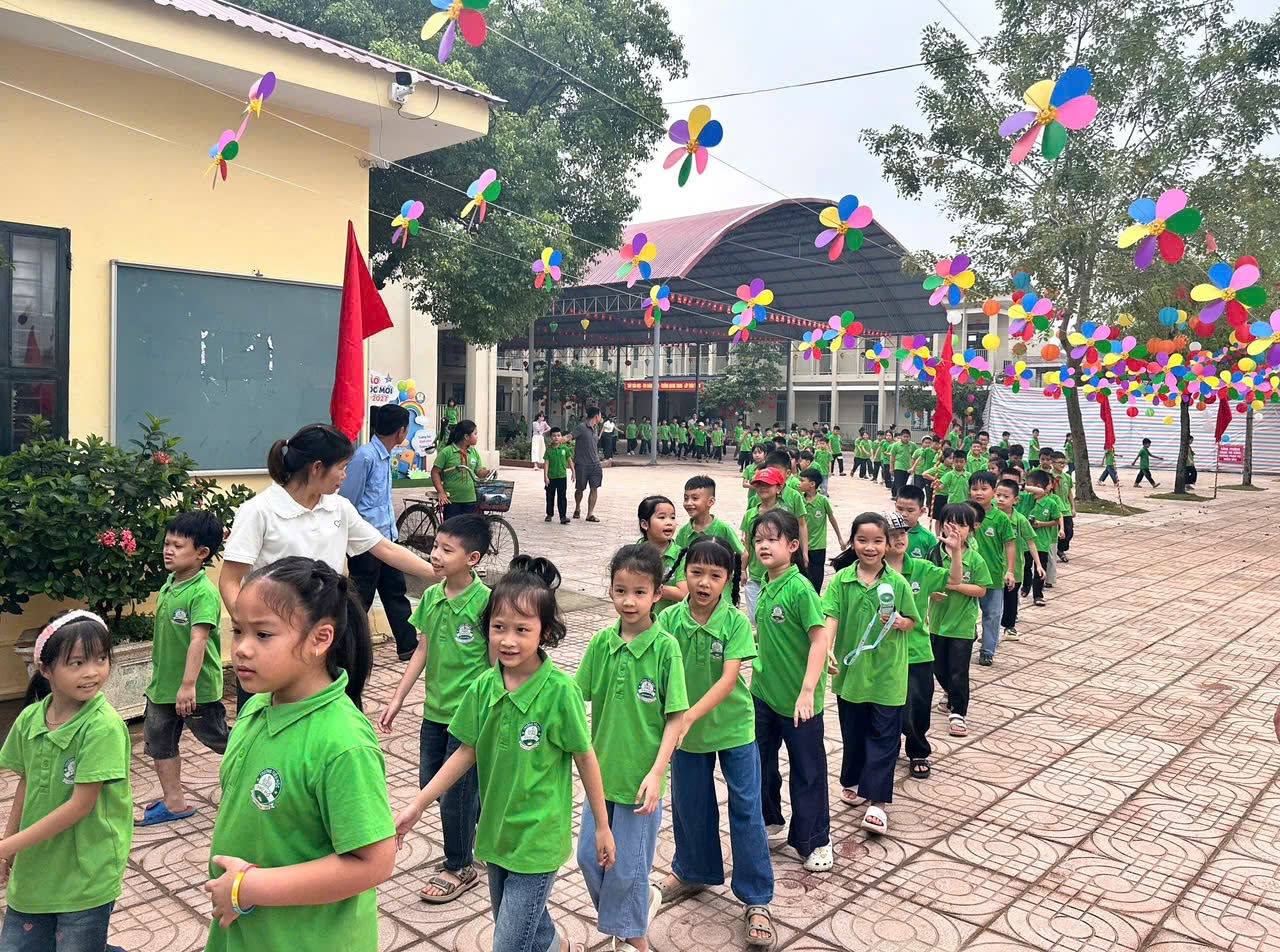 Học sinh được hướng dẫn xếp hàng trước khi ra khỏi cổng trường