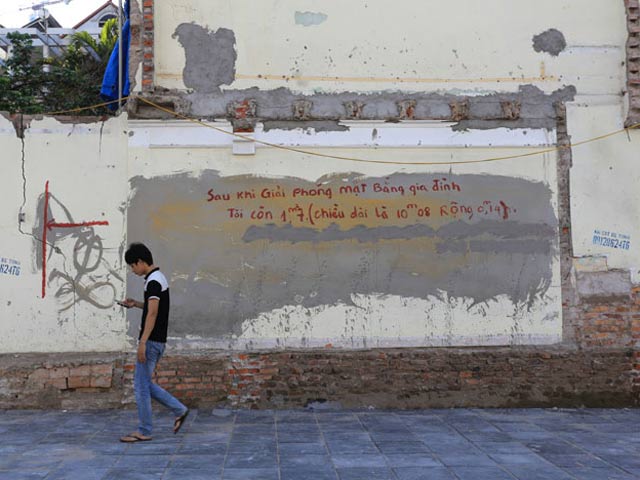 1437581175-buc-tuong