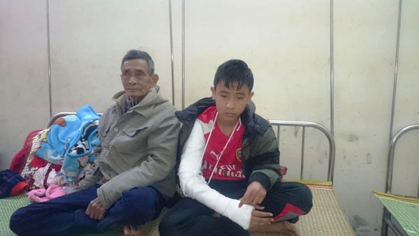 1456729014-thay-giao-danh-hoc-sinh