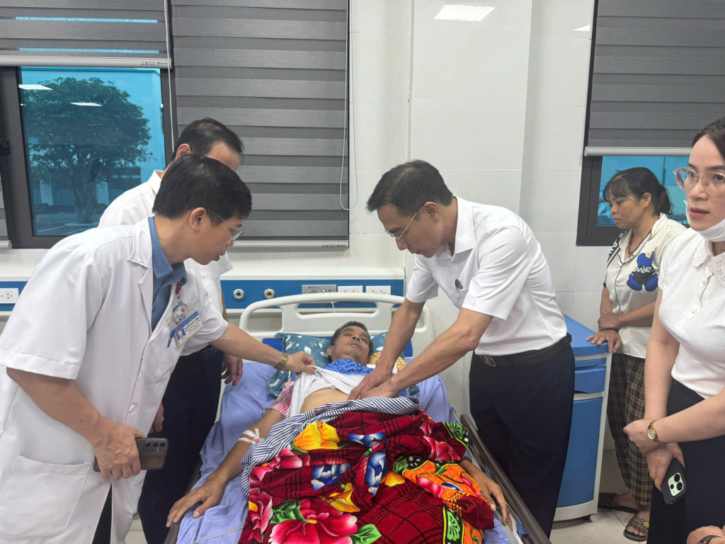 TS. Lê Hồng Trung, Giám đốc sở Y tế trực tiếp kiểm tra người bệnh (ảnh: Đình Thơm)