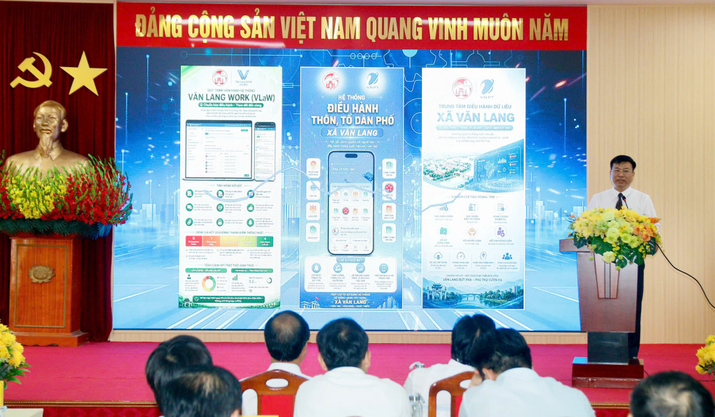 Ông Nguyễn Hoàng Nam, Chánh văn phòng Đảng ủy giới thiệu hệ sinh thái nền tảng số (ảnh: Quốc Đại)