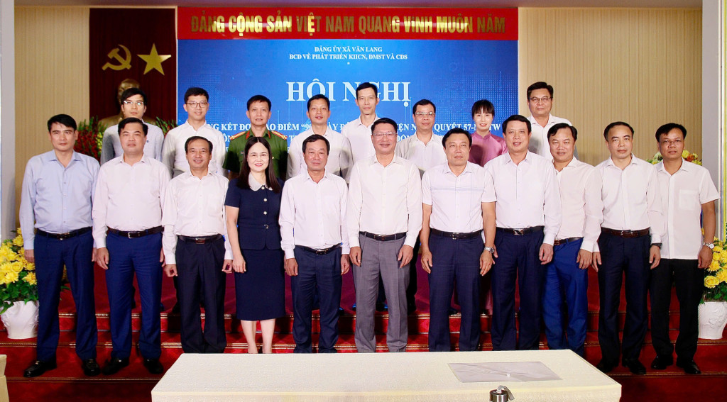 Các đại biểu chụp ảnh lưu niệm tại hội nghị (ảnh: ĐT)