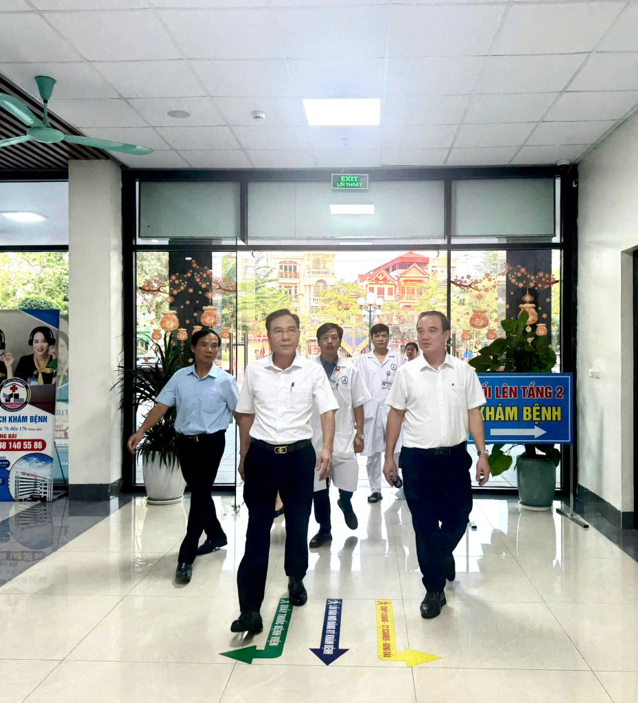 Tiến sĩ Lê Hồng Trung đề nghị đội ngũ cán bộ, y, bác sĩ, nhân viên y tế Trung tâm Y tế khu vực Yên Lạc tiếp tục phát huy tinh thần trách nhiệm (ảnh: Đình Thơm)