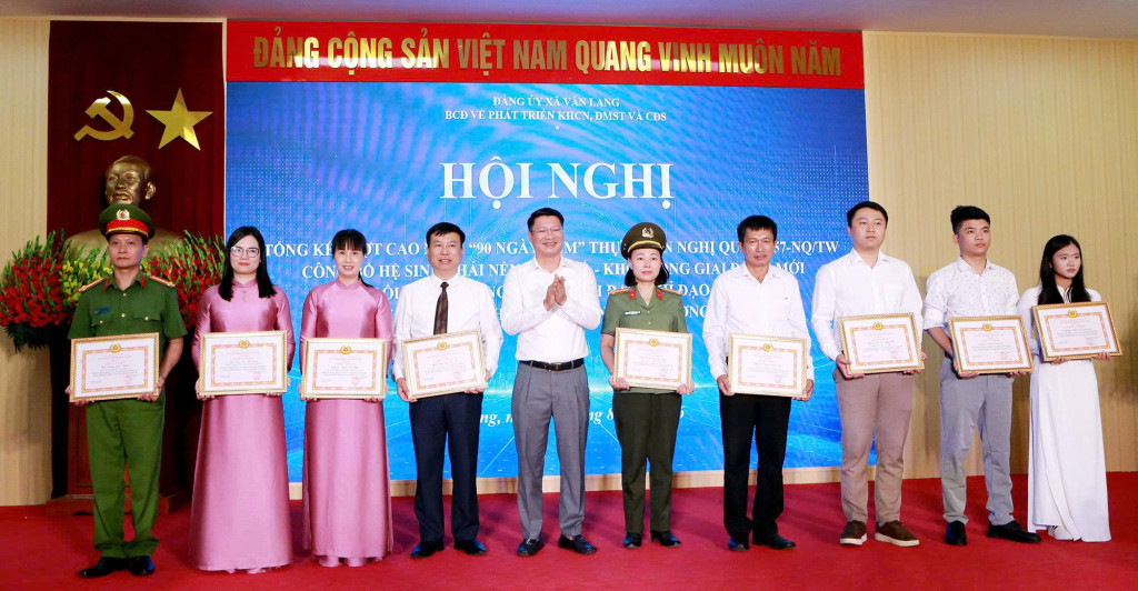 Trao thưởng cho các tập thể cá nhân có thành tích xuất sắc (ảnh: ĐT)