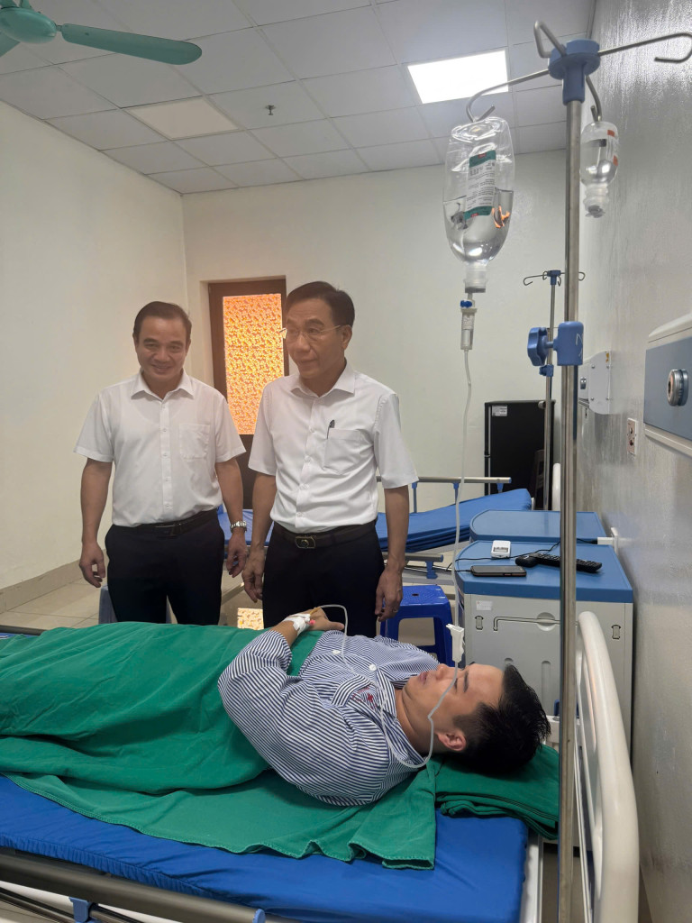 Giám đốc Sở Y tế cũng dành thời gian trao đổi với người bệnh và thân nhân về tinh thần, thái độ phục vụ, điều kiện chăm sóc, điều trị tại Trung tâm (ảnh: Đình Thơm)