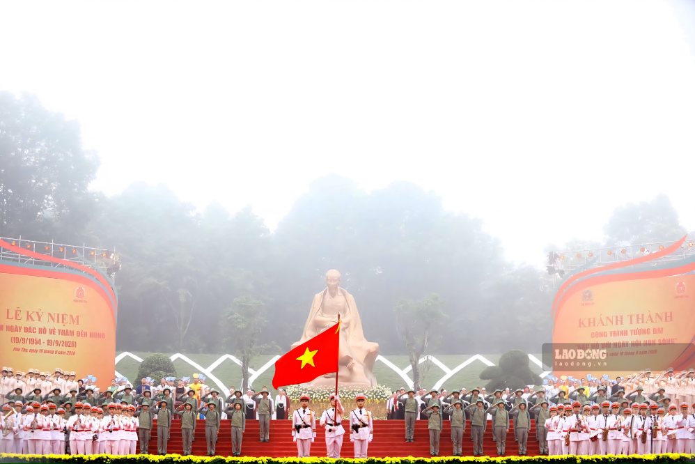 Tượng đài Chủ tịch Hồ Chí Minh được đặt tại vị trí trang trọng. Ảnh: Hoàn Nguyễn