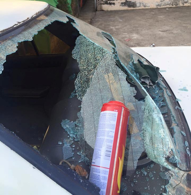 binh-cuu-hoa-mini-de-tren-xe-o-to-phat-no-ngay-dau-nam1