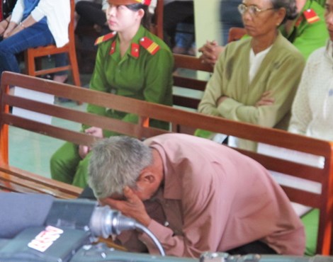 cha nan nhan do guc sau khi nghe toa tuyen an 1 inlx