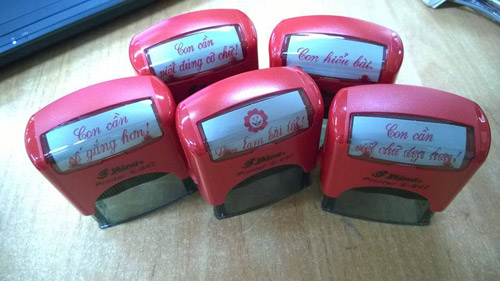 con-dau-thay-cham-diem-hoc-sinh-tieu-hoc