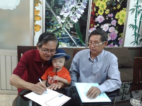 dien-bien-moi-nhat-vu-be-trai-2-tuoi-bi-me-de-bo-roi-tren-taxi