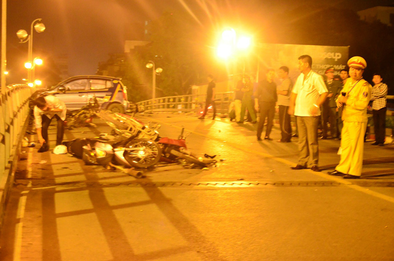 dien-bien-moi-nhat-vu-taxi-dam-hang-loat-xe-may-o-cau-vuot-thai-ha