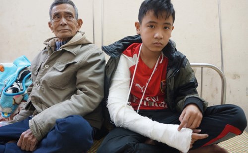 dinh-chi-cong-tac-thay-giao-danh-hoc-sinh-phai-bo-bot