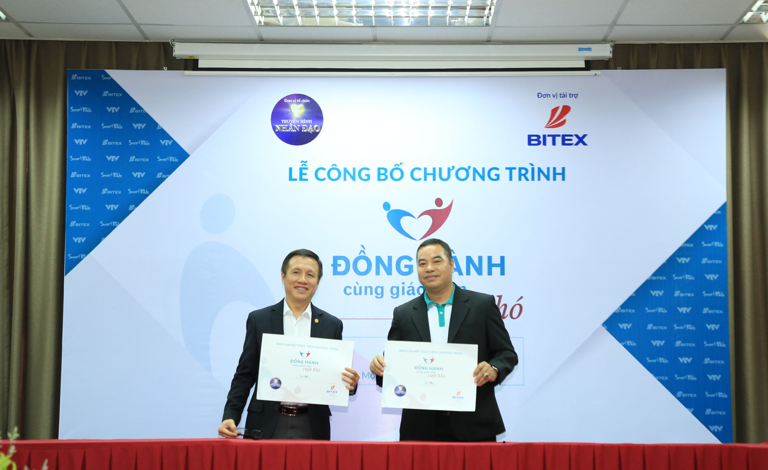 dong hanh cung giao vien vuot kho