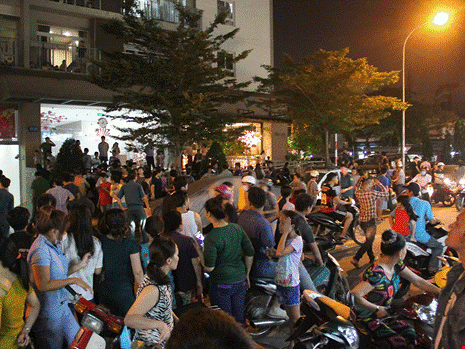 dong-nguoi-dan-theo-doi-vu-viec xrzh