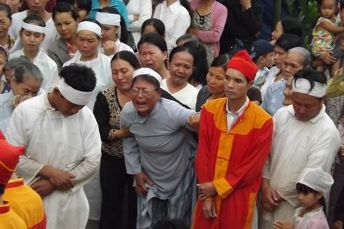 gia-dinh-mang-di-anh-san-phu-chet-bat-thuong-den-so-y-te-0