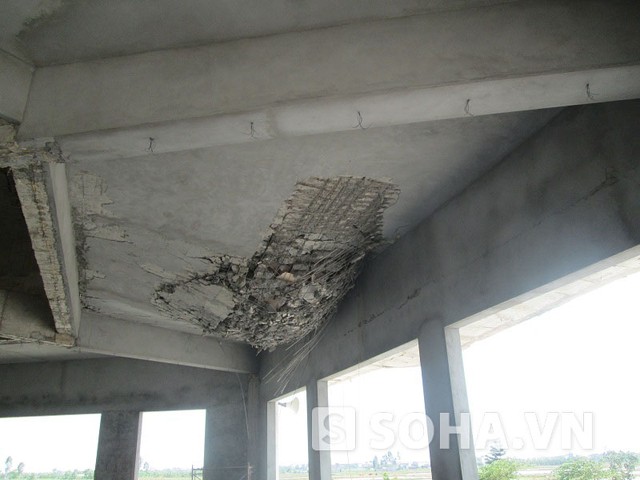 giay-phut-kinh-hoang-khi-tuong-phat-khong-lo-do-sap 1