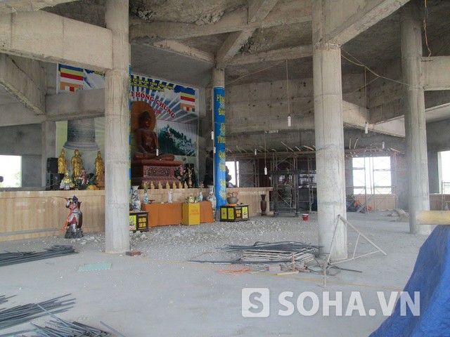 giay-phut-kinh-hoang-khi-tuong-phat-khong-lo-do-sap 3