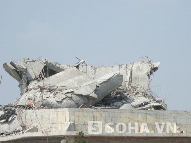 giay-phut-kinh-hoang-khi-tuong-phat-khong-lo-do-sap 5