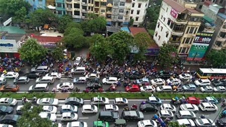 ha-noi-chua-cam-ngay-oto-tren-tuyen-duong-huyet-mach 2