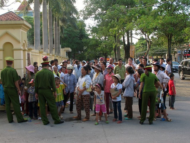 hoc-sinh-nghi-hoc-phan-doi-sap-nhap-truong-giam-doc-so-noi-gi-0