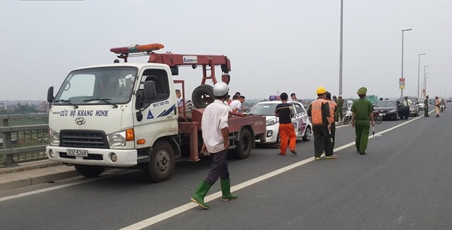 Nghi vấn tài xế để xe ở cầu Nhật Tân rồi cắt tay, nhảy cầu tự tử Nghi vấn tài xế để xe ở cầu Nhật Tân rồi cắt tay, nhảy cầu tự tử