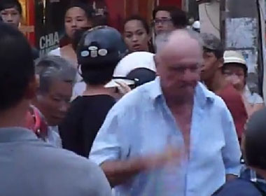 khach-tay-danh-nguoi-phu-nu