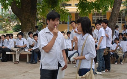 MCLALHT thi sinh sau buoi thi tot nghiep tai hoi dong thi THPT Yen Hoa HN LOJL.jpg