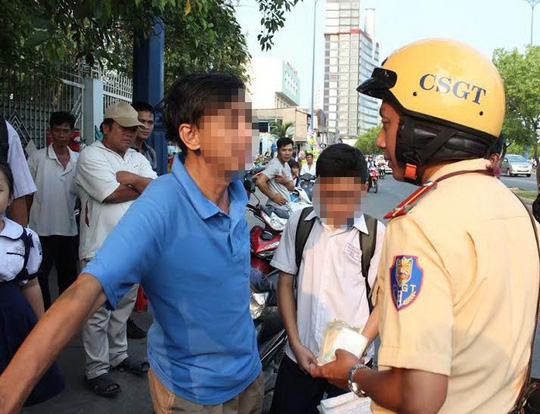 pham-luat-giao-thong-bi-thoi-hoc-1-tuan-hai-quan-diem-trai-chieu