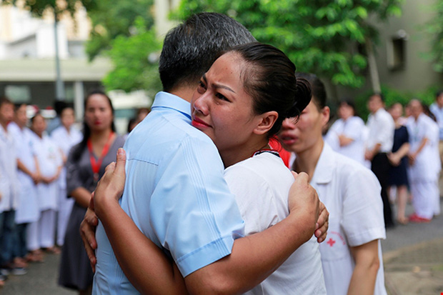 Viện trưởng Viện huyết học truyền máu trung ương nghỉ hưu, hàng trăm y bác sĩ, bệnh nhân xếp hàng chia tay trong nước mắt - Ảnh 5.
