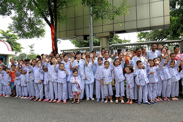 Viện trưởng Viện huyết học truyền máu trung ương nghỉ hưu, hàng trăm y bác sĩ, bệnh nhân xếp hàng chia tay trong nước mắt - Ảnh 9.