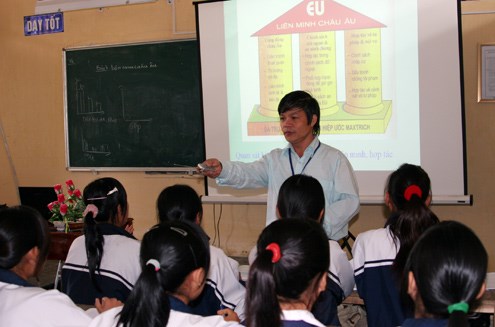 thay-giao-do-viet-khoa-va-chuyen-phong-bi uelf