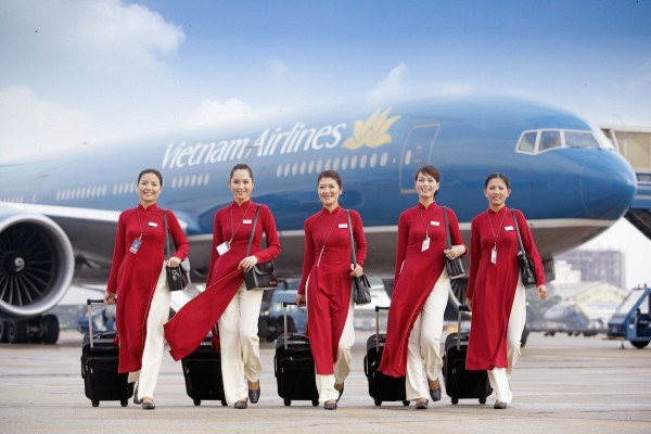 thiet-ke-dong-phuc-cho-vietnam airlines-bi-che-xau-ntk minh-hanh-noi-gi-anh 6 szko