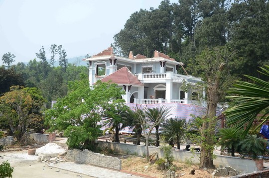 thieu-tuong-thach-lo-thao-do-nha-va-nop-phat-met-qua