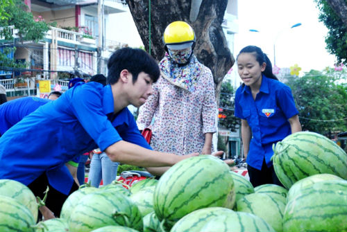 tinh-doan-quang-ngai-an-chan-tien-ban-dua-hau-1