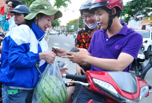 tinh-doan-quang-ngai-an-chan-tien-ban-dua-hau-2