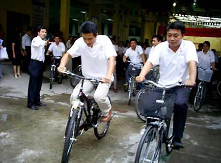 xe-bus-cua-bo-truong-thang-va-xe-dap-cua-ong-nguyen-su-0