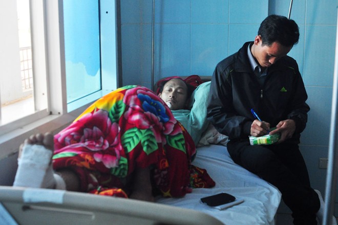 Gia đình 9 người rơi khi cầu sập