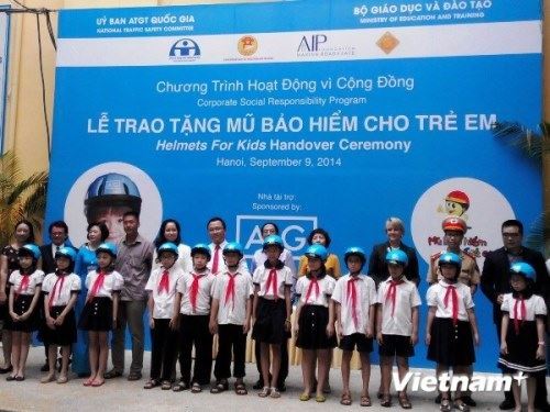 Học sinh Trường Tiểu học Trưng Vương được tặng gần 2000 mũ bảo hiểm đạt chuẩn
