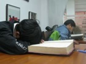 Gian nan sinh viên luyện thi liên thông đại học