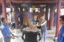 Sĩ tử tiu nghỉu vì không được sờ đầu rùa Văn Miếu