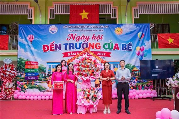 Trường Mầm non Hoa Sen đón nhận Cờ thi đua của UBND tỉnh Lào Cai