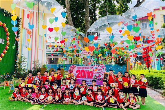 Học sinh Trường Mầm non Cẩm Khê kết nối trái tim bằng sắc mầu rực rỡ