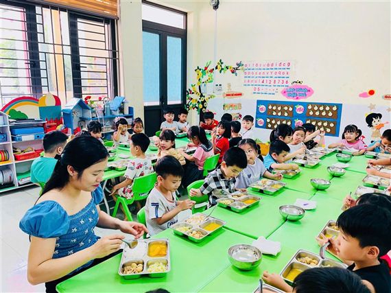 Trường Mầm non Cẩm Khê tiên phong mời phụ huynh tham quan, giám sát và ăn bán trú cùng trẻ