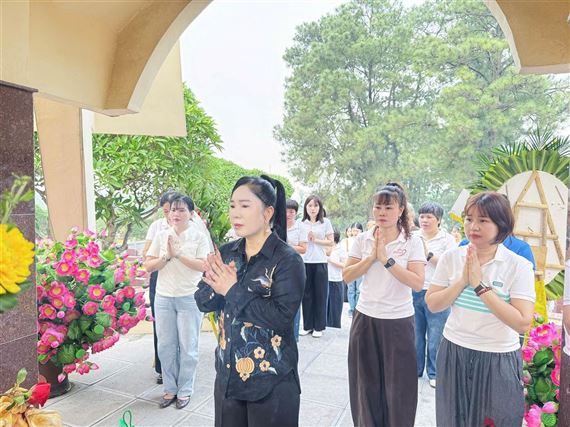 Phú Thọ: Cô và trò Trường Tiểu học Đinh Tiên Hoàng tri ân các Anh hùng liệt sĩ