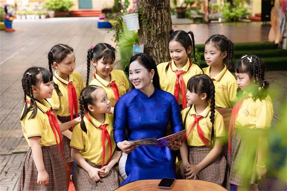 Trường tiểu học Đinh Tiên Hoàng được tặng thưởng Huân chương Lao động hạng Nhất