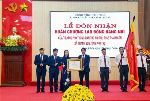 Trường Phổ thông dân tộc nội trú THCS Thanh Sơn được tặng thưởng Huân chương Lao động hạng Nhì