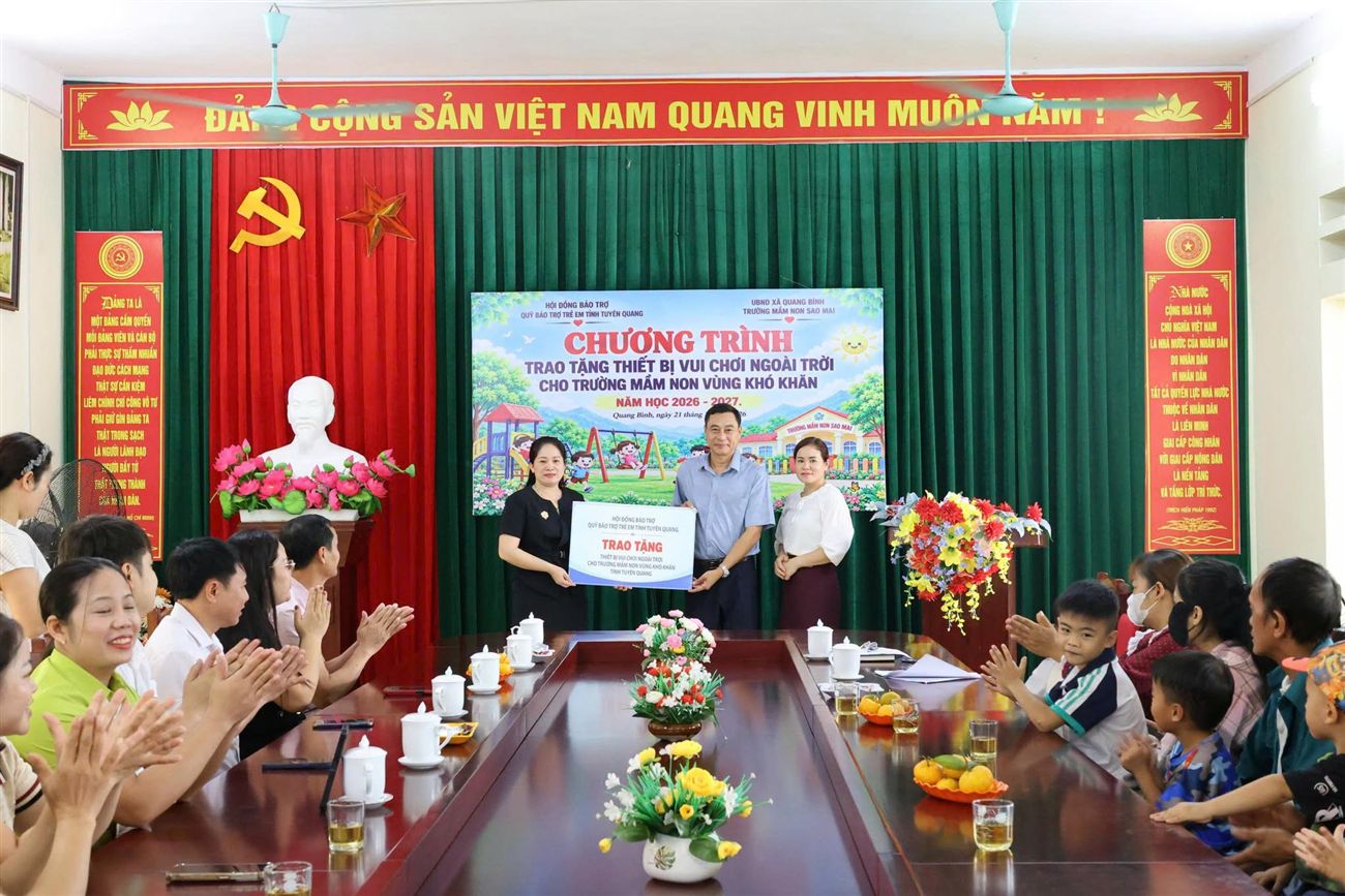 Tuyên Quang: Trao tặng thiết bị vui chơi, sẻ chia yêu thương với trẻ em có hoàn cảnh khó khăn tại Trường Mầm non Sao Mai