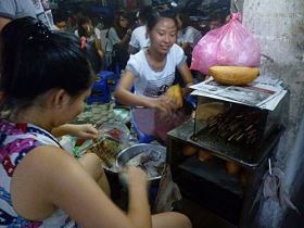 Thực phẩm trước cổng trường: Đe dọa sức khỏe trẻ nhỏ