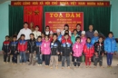Tạp chí Giáo dục và Xã hội trao quà “Áo ấm mùa đông”