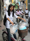 Trẻ mồ côi ăn nhà hàng hai lần một tuần